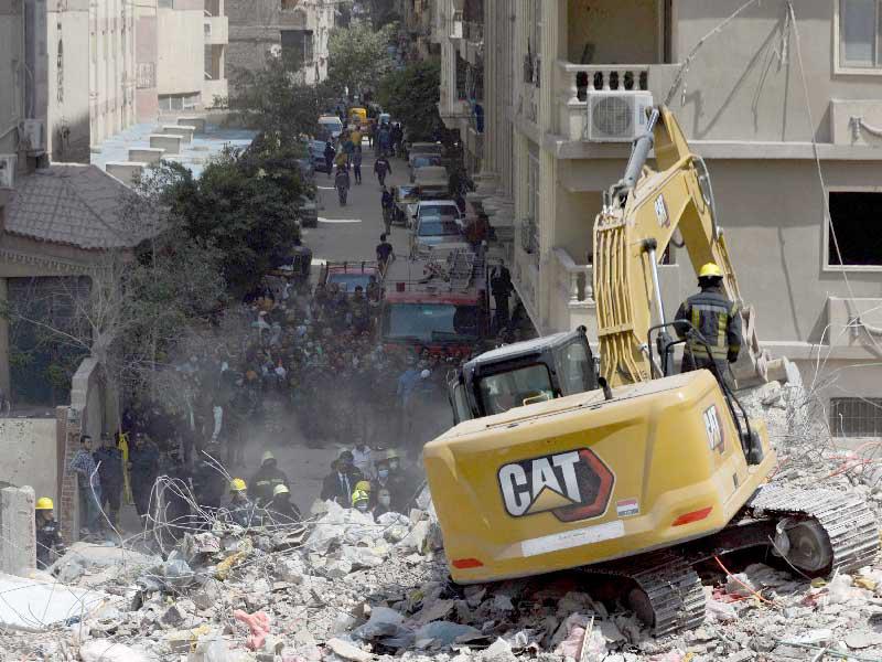 عمال إنقاذ في موقع إنهيار العمارة أمس (رويترز)