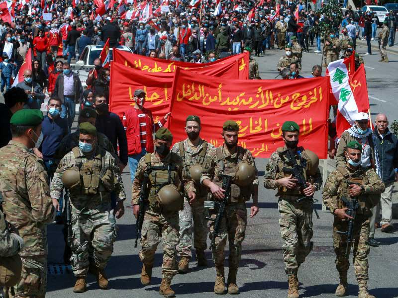 عناصر من الجيش ترافق تظاهرة مطلبية للحزب الشيوعي في بيروت أمس  (رويترز)