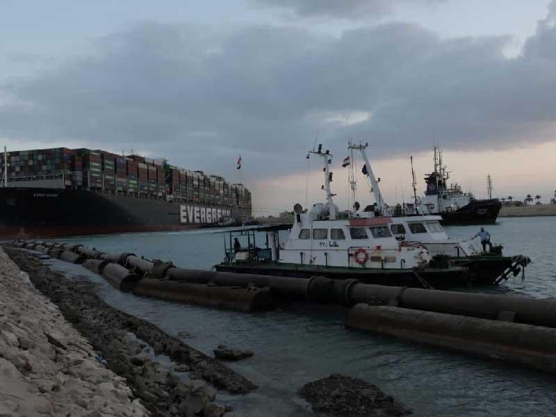 «إيفر غيفن» كما بدت صباح أمس (رويترز)