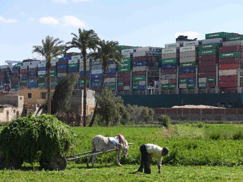 السفينة «إيفر غيفن» كما بدت صباح أمس (رويترز)