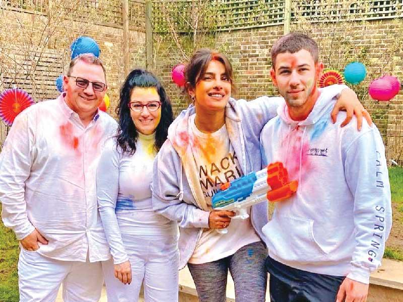 الممثلة الهندية ​بريانكا تشوبرا​ مع زوجها ووالديه خلال الحفل