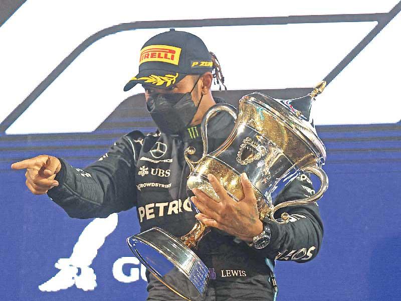 هاميلتون يحمل كأس جائزة البحرين