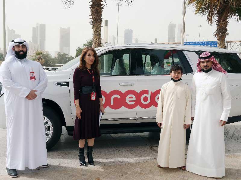 الفائز بالجائزة طلال المطيري مع سندس الشطي وعبدالمحسن الفهد من Ooredoo