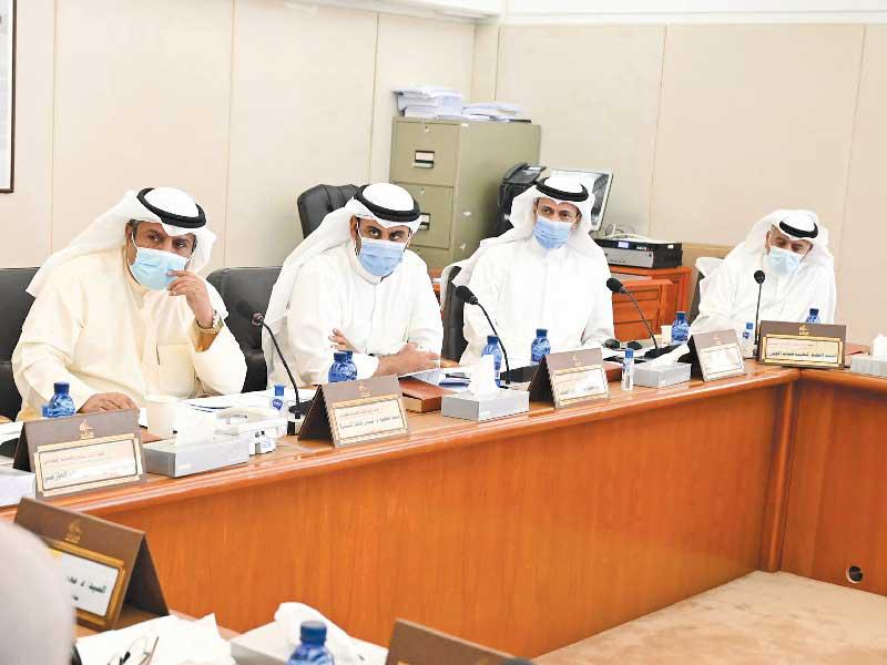 أعضاء لجنة الميزانيات في الاجتماع