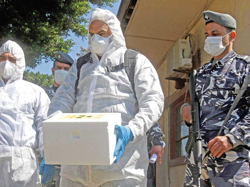 موظفون لبنانيون مختصون يخلون محطة الزهراني للكهرباء جنوب البلاد من مواد نووية كشفت عنها شركة ألمانية (أ ف ب)