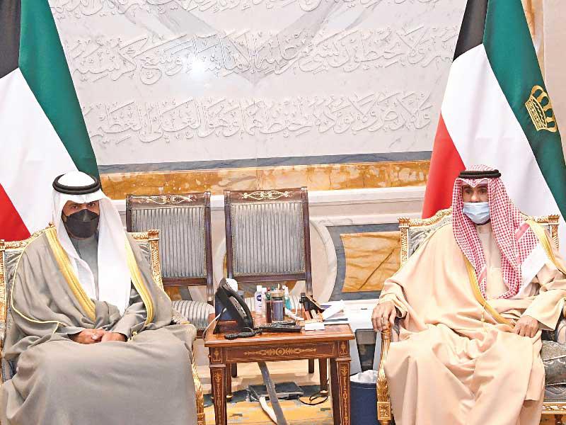 صاحب السمو أمير البلاد الشيخ نواف الأحمد مستقبلا انس الصالح أمس