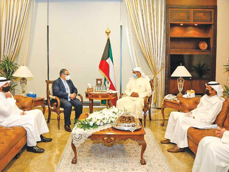  نائب وزير الخارجية السفير مجدي الظفيري خلال استقباله طارق الشيخ أمس