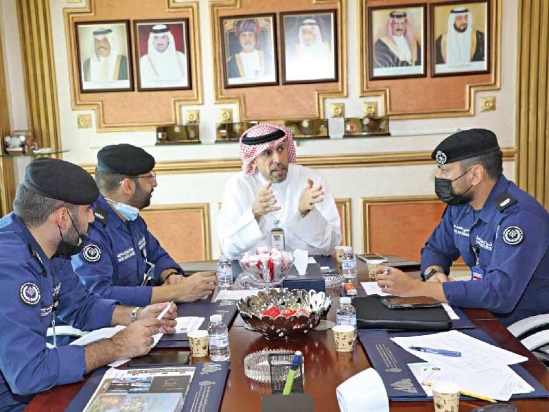 علي حسن مع أعضاء قوة الإطفاء العام 