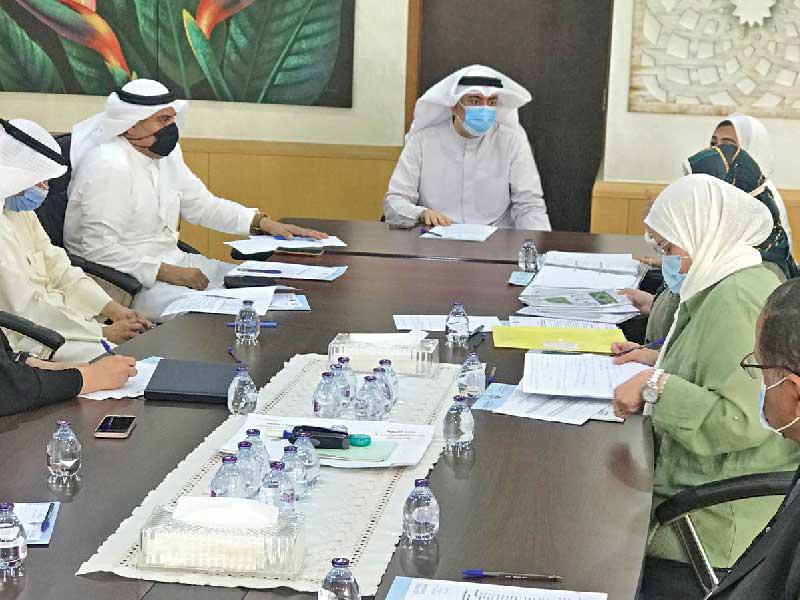 جانب من اجتماع منطقة حولي التعليمية أمس