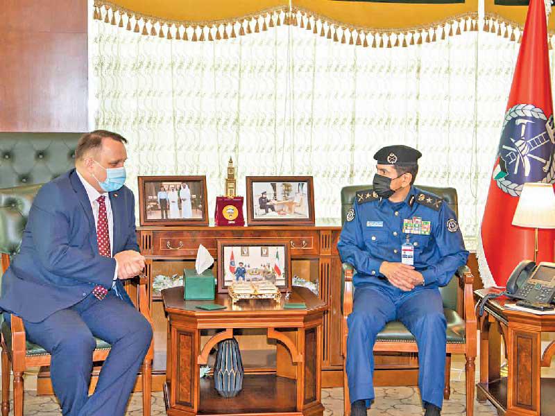  رئيس قوة الإطفاء العام، الفريق خالد المكراد  مستقبلاً السفير البولندي أمس