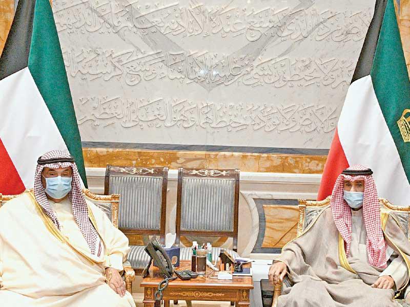 صاحب السمو أمير البلاد الشيخ نواف الأحمد مستقبلاً سمو الشيخ ناصر المحمد أمس