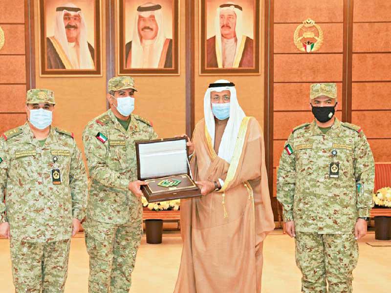  نائب رئيس الحرس الوطني، الفريق أول متقاعد الشيخ أحمد النواف متسلماً الوثيقة بحضور وكيل الحرس الفريق الركن، م. هاشم الرفاعي