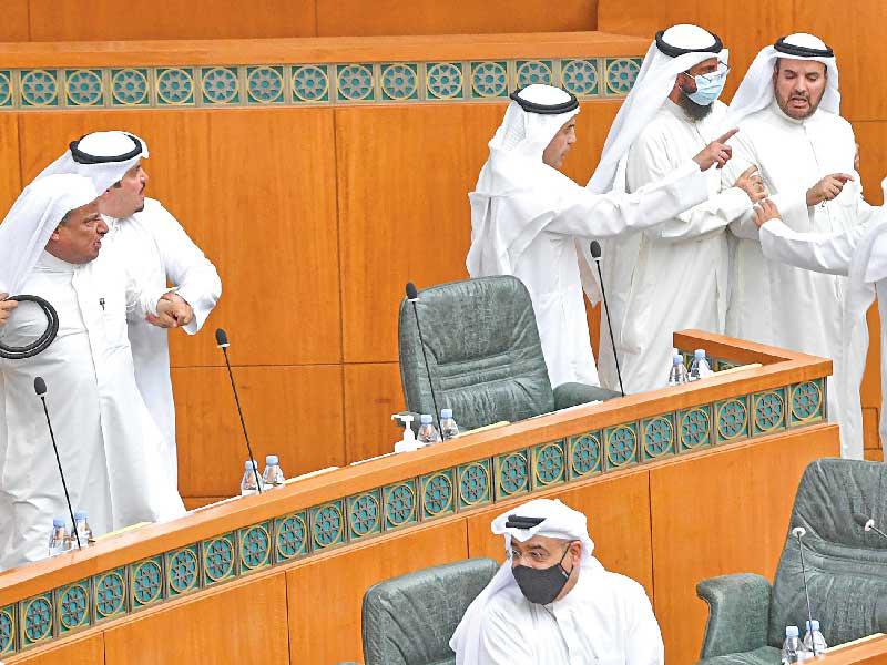 سجالاً نيابياً كاد يصل إلى حد التشابك بالأيدي في جلسة أمس 