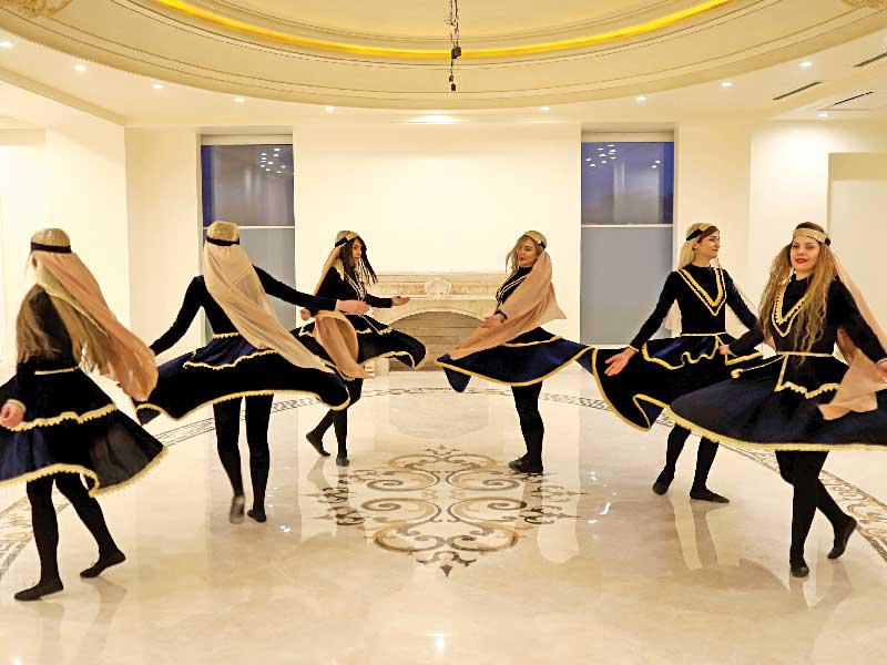 راقصات إيرانيات يتدربن في طهران  (رويترز)