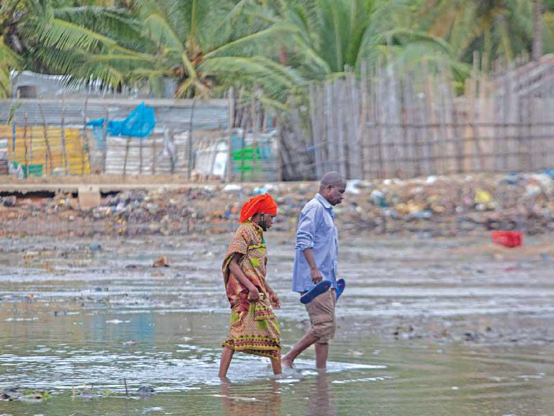 نازحان من بلدة بالما  (أ ف ب)