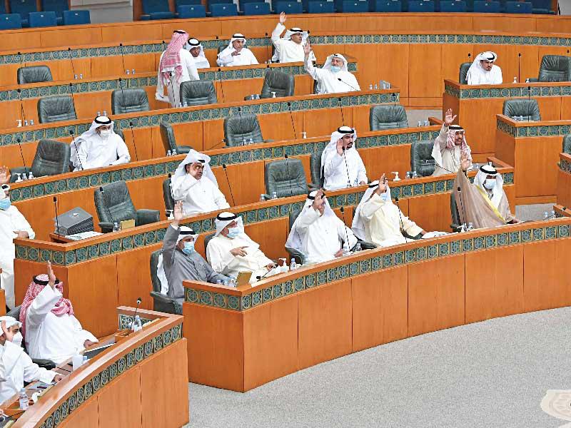 المجلس يصوت على تأجيل استجوابات رئيس الوزراء (تصوير نوفل إبراهيم وعبدالله الخلف)