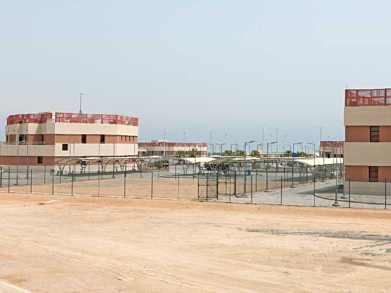 موقع خدمة السيارات للتطعيم ضد فيروس كورونا في الجزيرة الجنوبية بجسر جابر الأحمد    (تصوير ميلاد غالي)