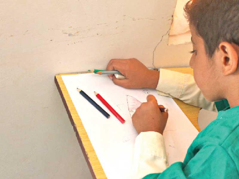 طفل يرسم في لوياك اليمن 