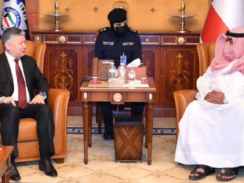 وزير الداخلية الشيخ ثامر العلي مستقبلاً سفير أوزبكستان أمس