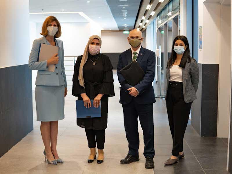 صورة جماعية عقب توقيع الاتفاقية 