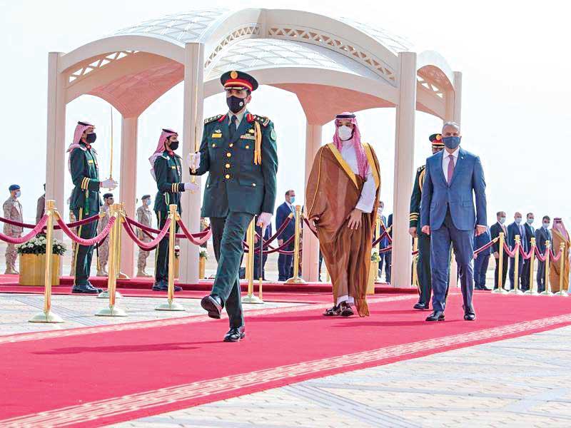 ولي العهد السعودي محمد بن سلمان مستقبلاً رئيس الوزراء العراقي مصطفى الكاظمي في الرياض أمس (واس)