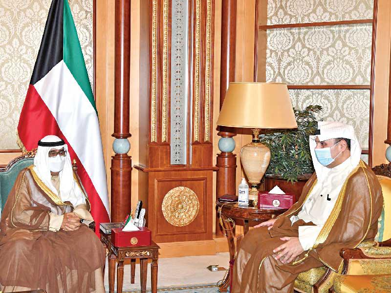 سمو ولي العهد الشيخ مشعل الأحمد، مستقبلاً نائب رئيس مجلس الوزراء وزير الدفاع الشيخ حمد الجابر أمسn