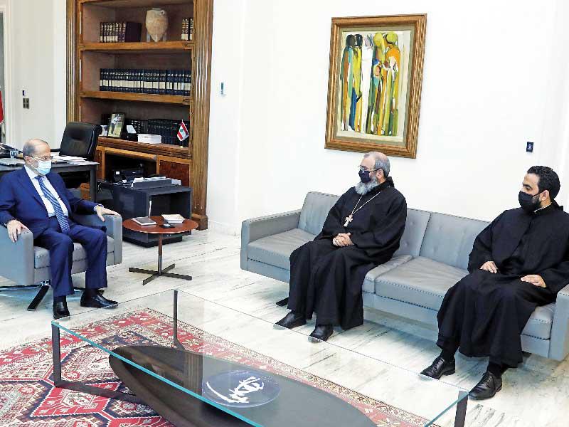الرئيس اللبناني ​ميشال عون مستقبلاً وفداً كنسياً في بعبدا أمس (دالاتي ونهرا)