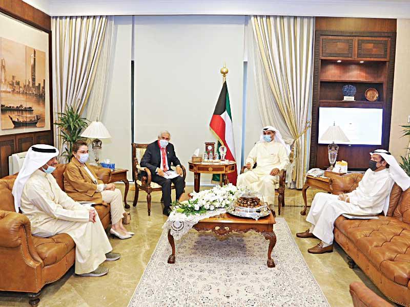  نائب وزير الخارجية السفير مجدي الظفيري لدى استقباله رئيس مجلس إدارة جمعية الهلال الأحمر د. هلال الساير ومسؤولي «الهلال الأحمر» أمسn