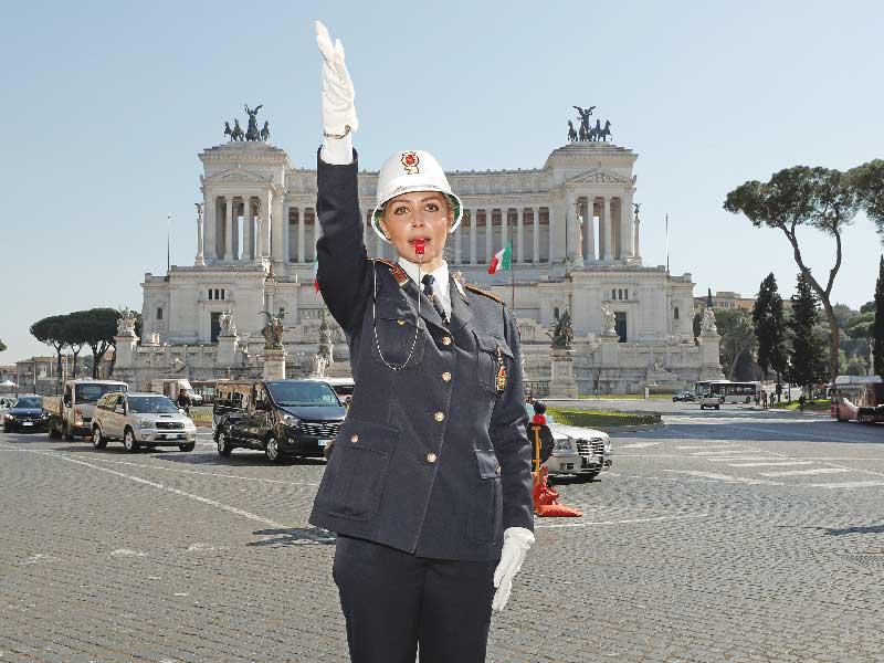 شرطية بلدية تنظّم حركة السير أمام «بياتزا فينيزيا» في روما (رويتز) 