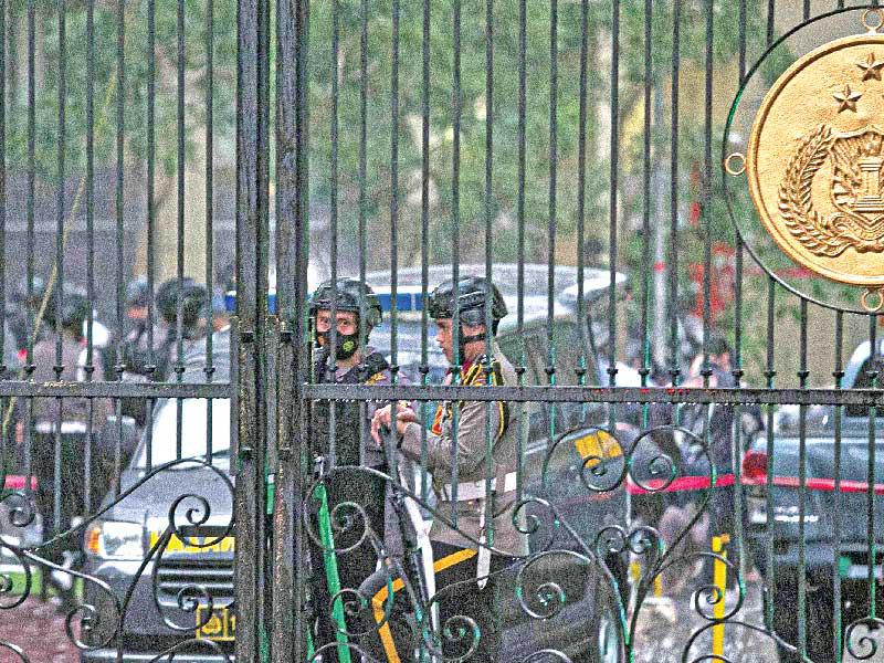 احد افراد الشرطة الإندونيسية داخل مقر الشرطة الوطنية 