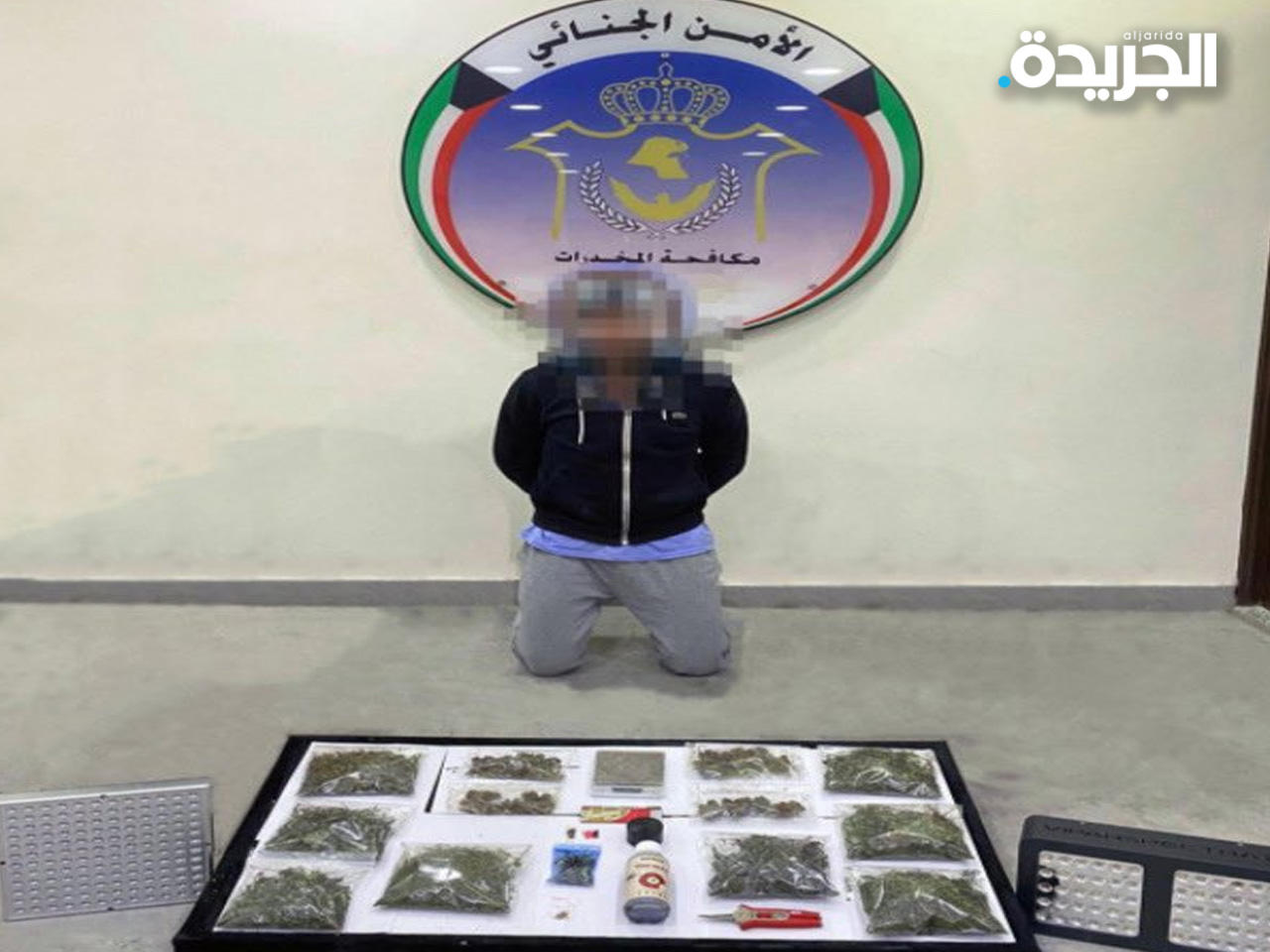 المتهم مع المواد المضبوطة