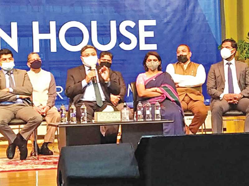 السفير الهندي متحدثاً في البيت المفتوح