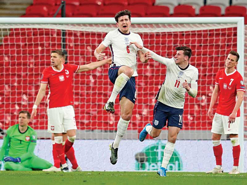 ماغواير نجم إنكلترا يحتفل بالهدف الثاني أمام بولندا