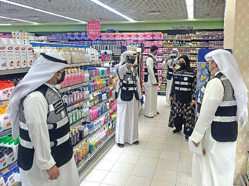 جانب من جولة مفتشي «القوى العاملة» على أحد المجمعات التجارية أمس