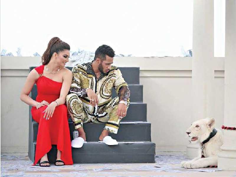 الفنان محمد رمضان و الفنانة الهندية أورفاشي راوتيلا في كليب أغنيته الجديدة فيرساتشي