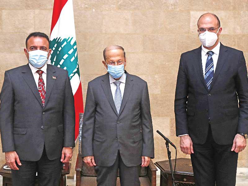 الرئيس اللبناني ​ميشال عون متوسطاً وزيري الصحة اللبناني والعراقي في قصر بعبدا أمس (دالاتي ونهرا)