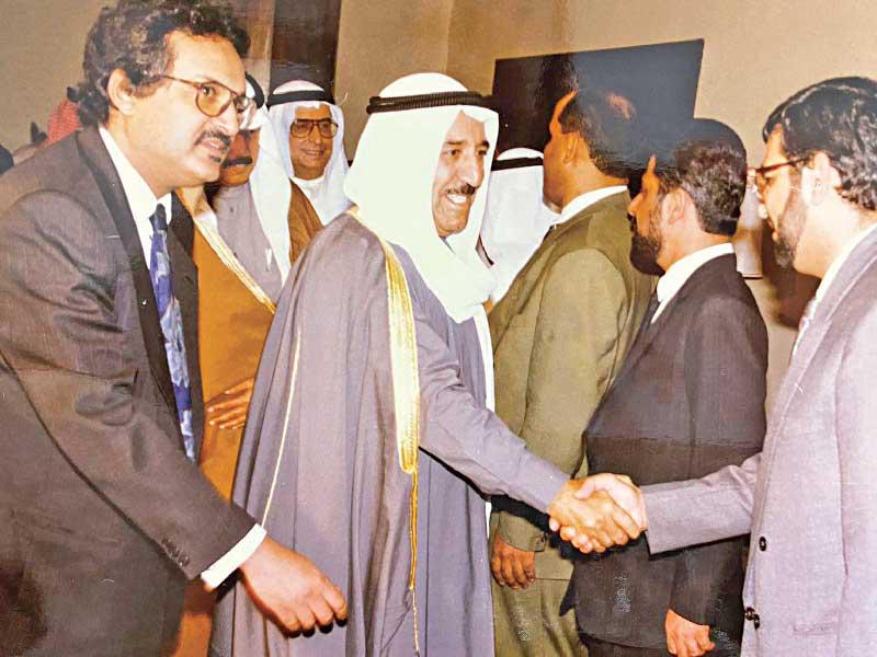 الأمير الراحل الشيخ صباح الأحمد رحمه الله في زيارة للهند وإلى جانبه السفير ضرار الرزوقي