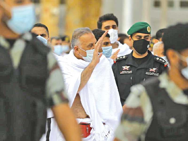 رئيس الوزراء العراقي مصطفى الكاظمي أثناء أداء مناسك العمرة