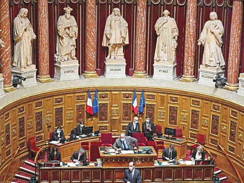 رئيس الوزراء الفرنسي جان كاستيكس متحدّثاً أمام النواب أمس   (أ ف ب)