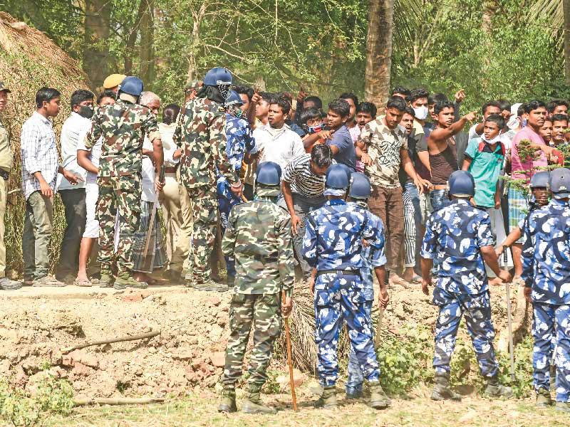 قوات أمن هندية تفض اشتباكاً خلال انتخابات تشريعية في غرب البنغال أمس  (أ ف ب)