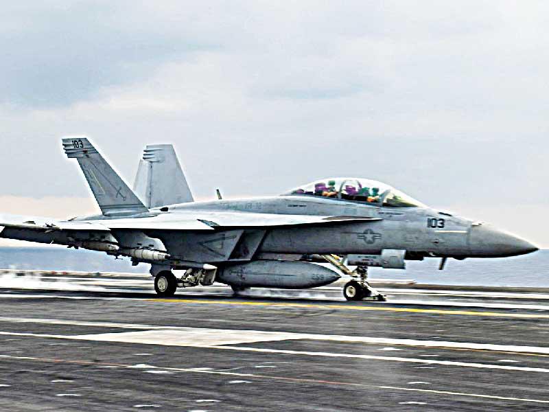 مقاتلة أميركية تقلع من على متن الحاملة «دوايت أيزنهاور» أمس الأول فوق شرق المتوسطn