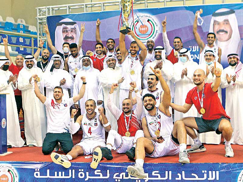 لاعبو الأبيض يحملون الكأس على منصة التتويج