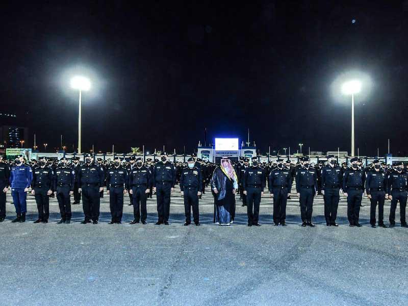 وزير الداخلية الشيخ ثامر العلي ووكيل الوزارة الفريق عصام النهام وقيادات الاكاديمية مع الضباط الخريجين