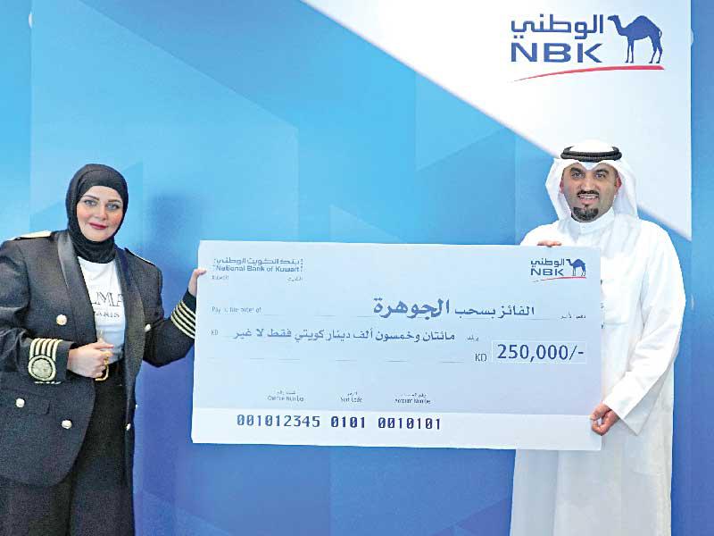 محمد العثمان يسلم الجائزة إلى الفائزة