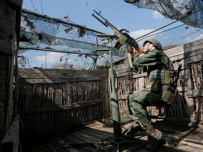 مقاتل موال لروسيا في موقع متقدم بدونيتسك أمس الأول (رويترز)