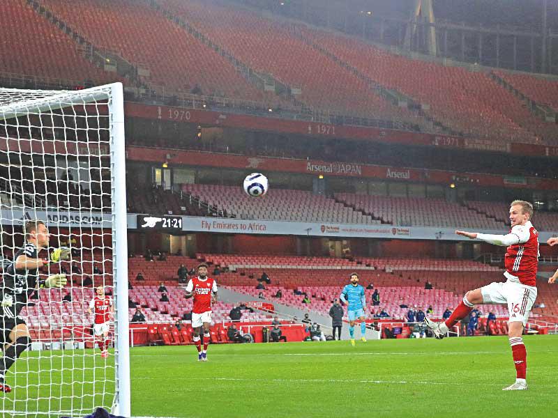 غوتا نجم ليفربول يسجل الهدف الأول في مرمى أرسنال