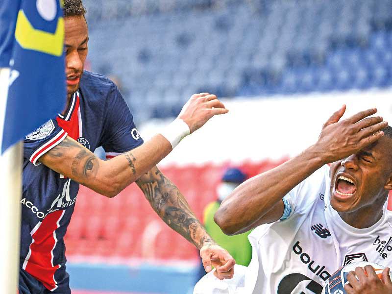 نيمار يعتدي على تياغو خلال المباراة