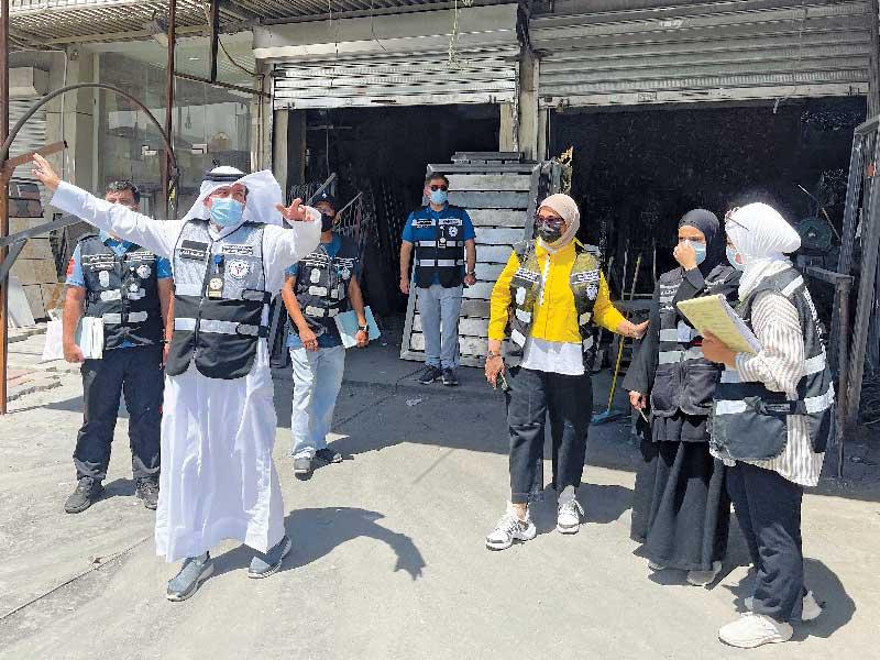  نائبة مديرة الهيئة لشؤون قطاع التخطيط والتطوير الإداري، إيمان الأنصاري ومدير إدارة المركز الوطني للصحة والسلامة المهنية المهندس علي الغريب برفقة المفتشين خلال جولة في الشويخ أمس