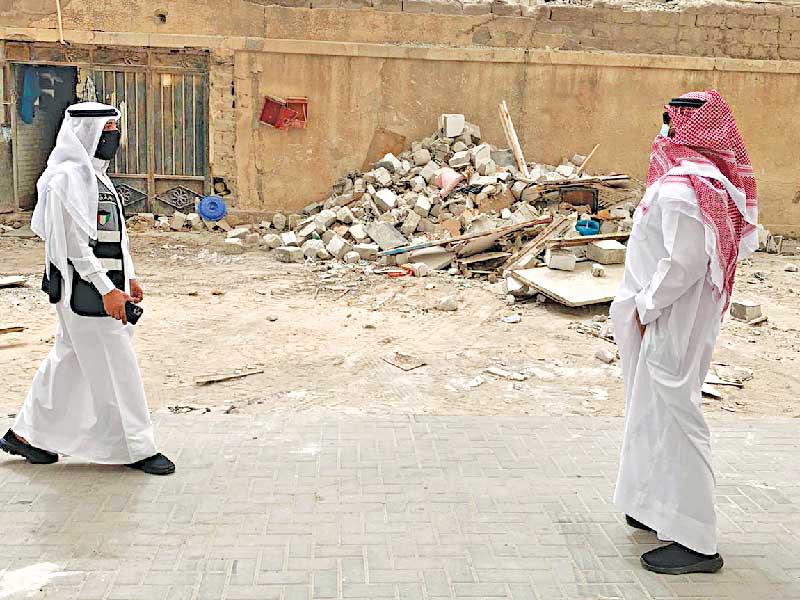  محافظ العاصمة الشيخ طلال الخالد متفقداً إحدى المخالفات