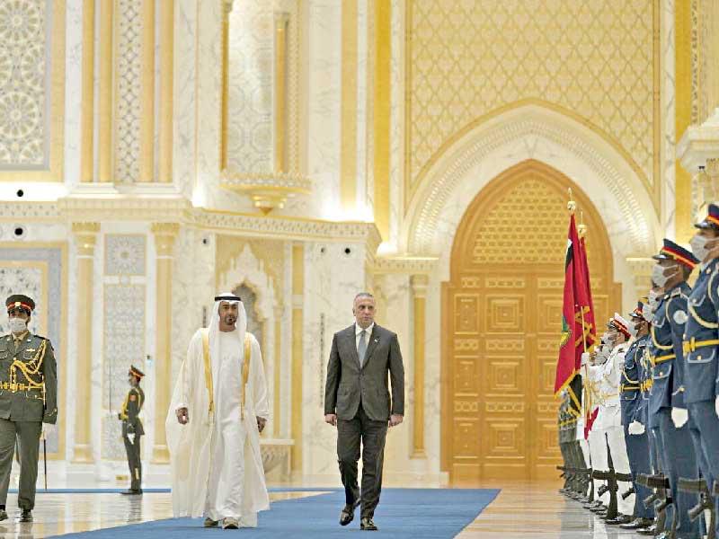 ولي عهد أبوظبي محمد بن زايد ورئيس الوزراء العراقي مصطفى الكاظمي  يستعرضان حرس الشرف في قصر الوطن بأبوظبي أمس (رويترز)